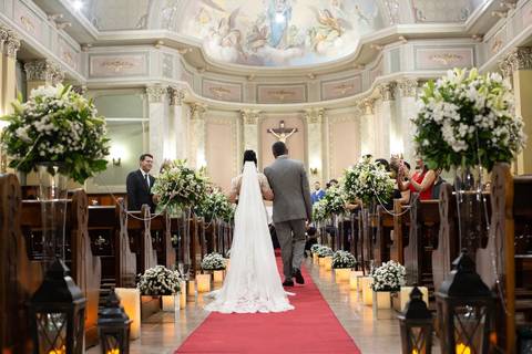 As melhores ideias e inspirações criativas de fotos de casamento registradas por fotógrafos profissionais de eventos da empresa Criativus Foto e Vídeo. Fotos de casamento na Igreja Área Pastoral Regina Mundi, momento da cerimônia.'