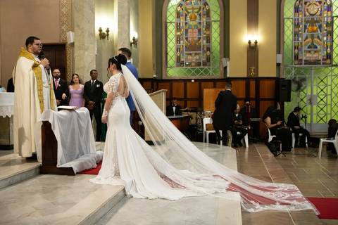 As melhores ideias e inspirações criativas de fotos de casamento registradas por fotógrafos profissionais de eventos da empresa Criativus Foto e Vídeo. Fotos de casamento na Igreja Área Pastoral Regina Mundi, momento da cerimônia.'