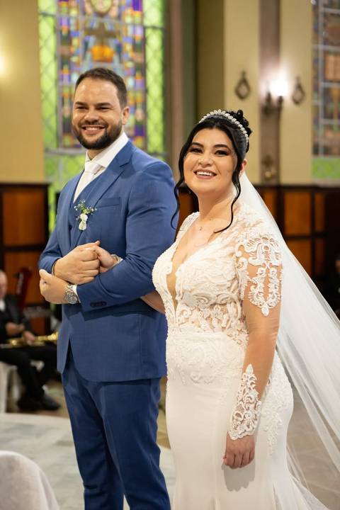 As melhores ideias e inspirações criativas de fotos de casamento registradas por fotógrafos profissionais de eventos da empresa Criativus Foto e Vídeo. Fotos de casamento na Igreja Área Pastoral Regina Mundi, momento da cerimônia.'