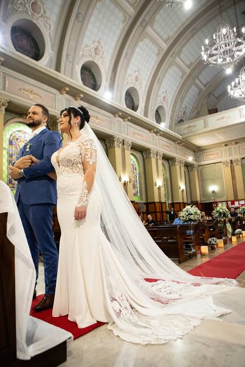 As melhores ideias e inspirações criativas de fotos de casamento registradas por fotógrafos profissionais de eventos da empresa Criativus Foto e Vídeo. Fotos de casamento na Igreja Área Pastoral Regina Mundi, momento da cerimônia.'
