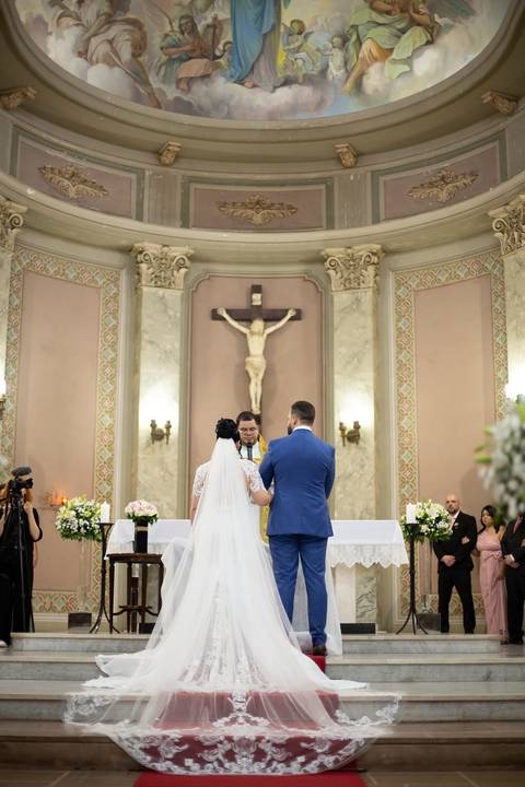 As melhores ideias e inspirações criativas de fotos de casamento registradas por fotógrafos profissionais de eventos da empresa Criativus Foto e Vídeo. Fotos de casamento na Igreja Área Pastoral Regina Mundi, momento da cerimônia.'