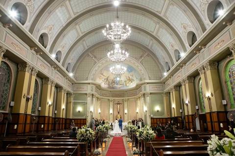 As melhores ideias e inspirações criativas de fotos de casamento registradas por fotógrafos profissionais de eventos da empresa Criativus Foto e Vídeo. Fotos de casamento na Igreja Área Pastoral Regina Mundi, momento da cerimônia.'