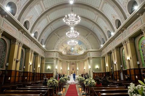 As melhores ideias e inspirações criativas de fotos de casamento registradas por fotógrafos profissionais de eventos da empresa Criativus Foto e Vídeo. Fotos de casamento na Igreja Área Pastoral Regina Mundi, momento da cerimônia.'