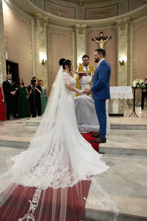 As melhores ideias e inspirações criativas de fotos de casamento registradas por fotógrafos profissionais de eventos da empresa Criativus Foto e Vídeo. Fotos de casamento na Igreja Área Pastoral Regina Mundi, momento da cerimônia.'
