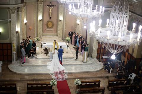 As melhores ideias e inspirações criativas de fotos de casamento registradas por fotógrafos profissionais de eventos da empresa Criativus Foto e Vídeo. Fotos de casamento na Igreja Área Pastoral Regina Mundi, momento da cerimônia.'