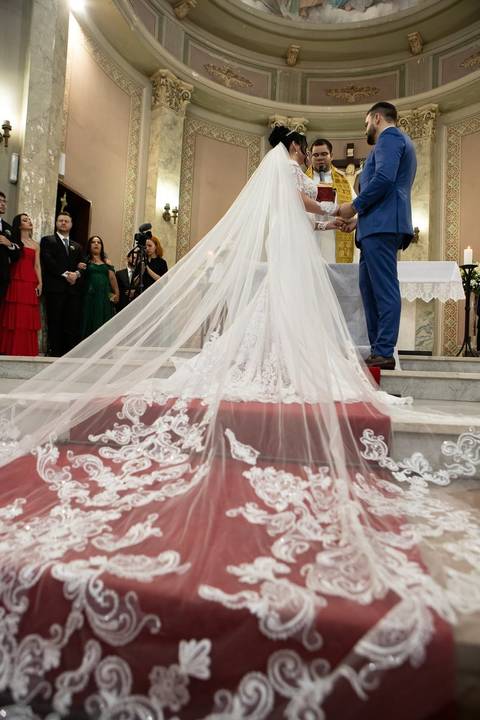 As melhores ideias e inspirações criativas de fotos de casamento registradas por fotógrafos profissionais de eventos da empresa Criativus Foto e Vídeo. Fotos de casamento na Igreja Área Pastoral Regina Mundi, momento da cerimônia.'