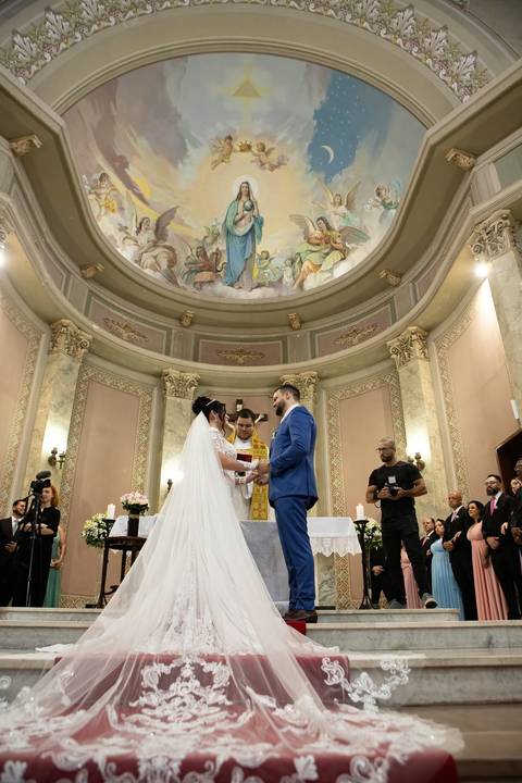 As melhores ideias e inspirações criativas de fotos de casamento registradas por fotógrafos profissionais de eventos da empresa Criativus Foto e Vídeo. Fotos de casamento na Igreja Área Pastoral Regina Mundi, momento da cerimônia.'