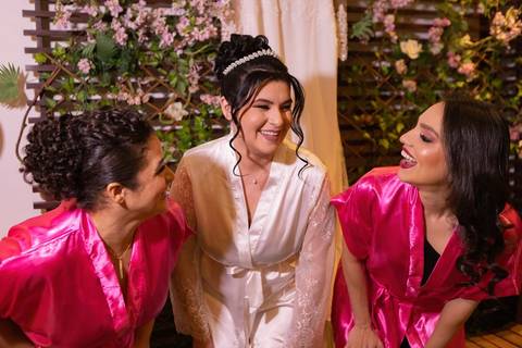 As melhores ideias e inspirações criativas de fotos de casamento registradas por fotógrafos profissionais de eventos da empresa Criativus Foto e Vídeo. Fotos do Making of da noiva no Salão Car Wash'