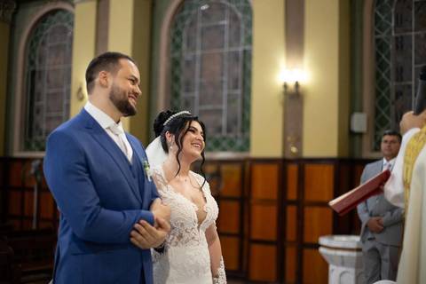 As melhores ideias e inspirações criativas de fotos de casamento registradas por fotógrafos profissionais de eventos da empresa Criativus Foto e Vídeo. Fotos de casamento na Igreja Área Pastoral Regina Mundi, momento da cerimônia.'