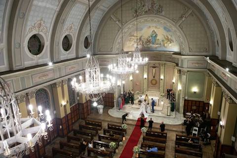 As melhores ideias e inspirações criativas de fotos de casamento registradas por fotógrafos profissionais de eventos da empresa Criativus Foto e Vídeo. Fotos de casamento na Igreja Área Pastoral Regina Mundi, momento da cerimônia.'