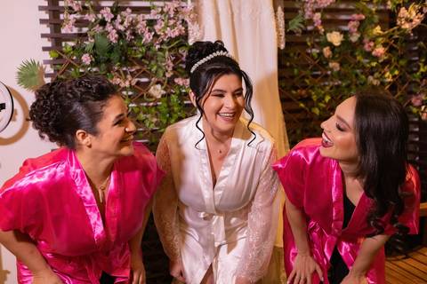 As melhores ideias e inspirações criativas de fotos de casamento registradas por fotógrafos profissionais de eventos da empresa Criativus Foto e Vídeo. Fotos do Making of da noiva no Salão Car Wash'