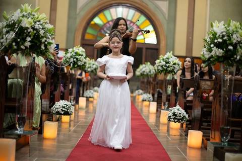 As melhores ideias e inspirações criativas de fotos de casamento registradas por fotógrafos profissionais de eventos da empresa Criativus Foto e Vídeo. Fotos de casamento na Igreja Área Pastoral Regina Mundi, momento da cerimônia.'