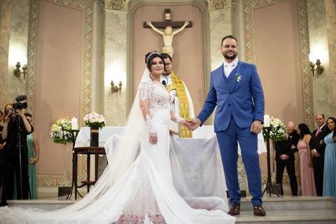 As melhores ideias e inspirações criativas de fotos de casamento registradas por fotógrafos profissionais de eventos da empresa Criativus Foto e Vídeo. Fotos de casamento na Igreja Área Pastoral Regina Mundi, momento da cerimônia.'