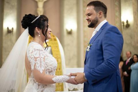 As melhores ideias e inspirações criativas de fotos de casamento registradas por fotógrafos profissionais de eventos da empresa Criativus Foto e Vídeo. Fotos de casamento na Igreja Área Pastoral Regina Mundi, momento da cerimônia.'