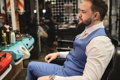 As melhores ideias e inspirações criativas de fotos de casamento registradas por fotógrafos profissionais de eventos da empresa Criativus Foto e Vídeo. Fotos do Making of do noivo no Salão Car Wash'