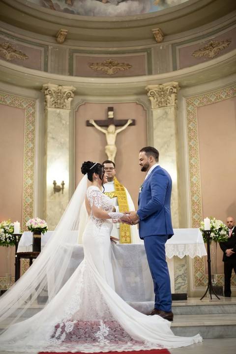As melhores ideias e inspirações criativas de fotos de casamento registradas por fotógrafos profissionais de eventos da empresa Criativus Foto e Vídeo. Fotos de casamento na Igreja Área Pastoral Regina Mundi, momento da cerimônia.'