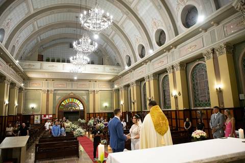 As melhores ideias e inspirações criativas de fotos de casamento registradas por fotógrafos profissionais de eventos da empresa Criativus Foto e Vídeo. Fotos de casamento na Igreja Área Pastoral Regina Mundi, momento da cerimônia.'