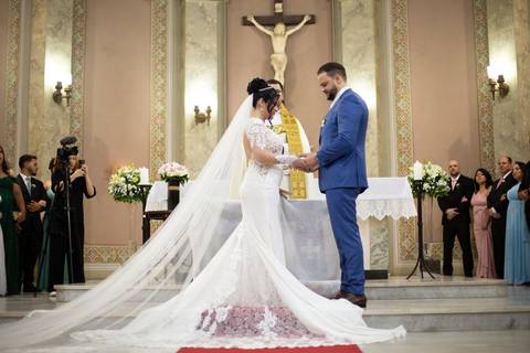 As melhores ideias e inspirações criativas de fotos de casamento registradas por fotógrafos profissionais de eventos da empresa Criativus Foto e Vídeo. Fotos de casamento na Igreja Área Pastoral Regina Mundi, momento da cerimônia.'