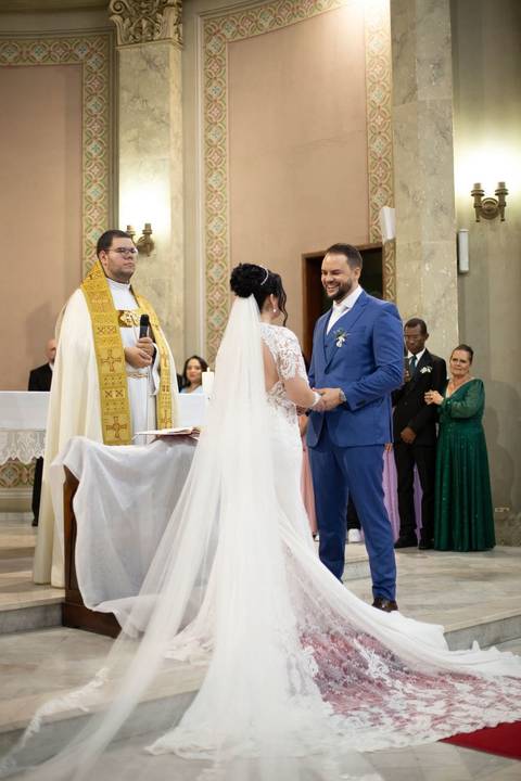 As melhores ideias e inspirações criativas de fotos de casamento registradas por fotógrafos profissionais de eventos da empresa Criativus Foto e Vídeo. Fotos de casamento na Igreja Área Pastoral Regina Mundi, momento da cerimônia.'