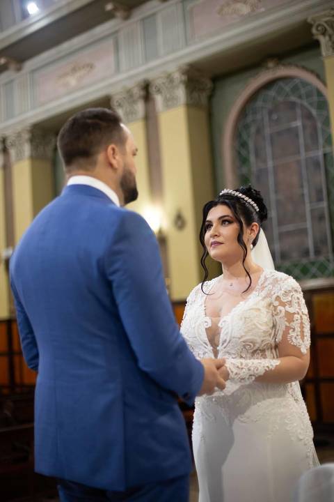 As melhores ideias e inspirações criativas de fotos de casamento registradas por fotógrafos profissionais de eventos da empresa Criativus Foto e Vídeo. Fotos de casamento na Igreja Área Pastoral Regina Mundi, momento da cerimônia.'