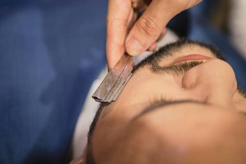 As melhores ideias e inspirações criativas de fotos de casamento registradas por fotógrafos profissionais de eventos da empresa Criativus Foto e Vídeo. Fotos do Making of do noivo no Salão Car Wash'