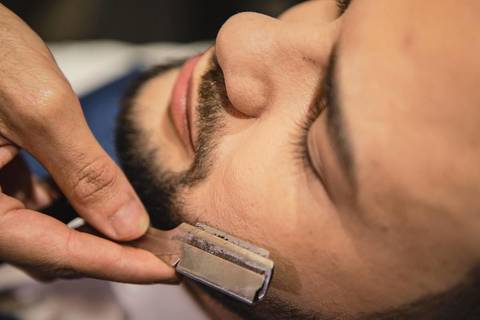 As melhores ideias e inspirações criativas de fotos de casamento registradas por fotógrafos profissionais de eventos da empresa Criativus Foto e Vídeo. Fotos do Making of do noivo no Salão Car Wash'