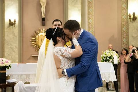 As melhores ideias e inspirações criativas de fotos de casamento registradas por fotógrafos profissionais de eventos da empresa Criativus Foto e Vídeo. Fotos de casamento na Igreja Área Pastoral Regina Mundi, momento da cerimônia.'