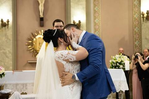 As melhores ideias e inspirações criativas de fotos de casamento registradas por fotógrafos profissionais de eventos da empresa Criativus Foto e Vídeo. Fotos de casamento na Igreja Área Pastoral Regina Mundi, momento da cerimônia.'