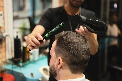 As melhores ideias e inspirações criativas de fotos de casamento registradas por fotógrafos profissionais de eventos da empresa Criativus Foto e Vídeo. Fotos do Making of do noivo no Salão Car Wash'