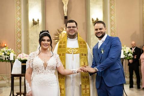 As melhores ideias e inspirações criativas de fotos de casamento registradas por fotógrafos profissionais de eventos da empresa Criativus Foto e Vídeo. Fotos de casamento na Igreja Área Pastoral Regina Mundi, momento da cerimônia.'