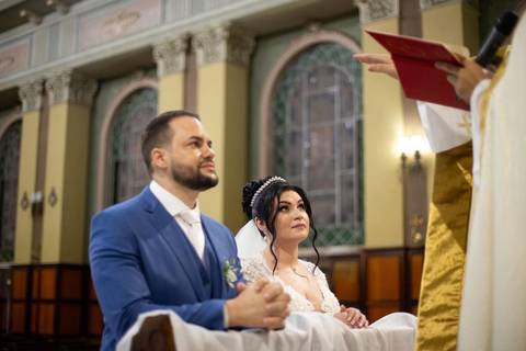 As melhores ideias e inspirações criativas de fotos de casamento registradas por fotógrafos profissionais de eventos da empresa Criativus Foto e Vídeo. Fotos de casamento na Igreja Área Pastoral Regina Mundi, momento da cerimônia.'