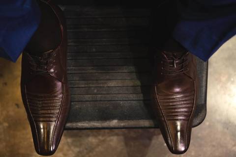 As melhores ideias e inspirações criativas de fotos de casamento registradas por fotógrafos profissionais de eventos da empresa Criativus Foto e Vídeo. Fotos do Making of do noivo no Salão Car Wash'