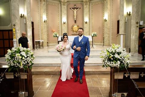 As melhores ideias e inspirações criativas de fotos de casamento registradas por fotógrafos profissionais de eventos da empresa Criativus Foto e Vídeo. Fotos de casamento na Igreja Área Pastoral Regina Mundi, momento da cerimônia.'