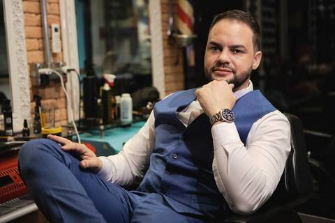 As melhores ideias e inspirações criativas de fotos de casamento registradas por fotógrafos profissionais de eventos da empresa Criativus Foto e Vídeo. Fotos do Making of do noivo no Salão Car Wash'