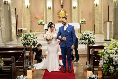 As melhores ideias e inspirações criativas de fotos de casamento registradas por fotógrafos profissionais de eventos da empresa Criativus Foto e Vídeo. Fotos de casamento na Igreja Área Pastoral Regina Mundi, fotos protocolares dos noivos'
