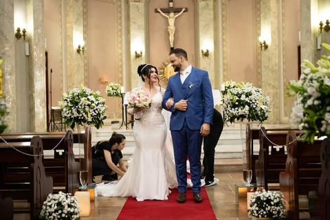 As melhores ideias e inspirações criativas de fotos de casamento registradas por fotógrafos profissionais de eventos da empresa Criativus Foto e Vídeo. Fotos de casamento na Igreja Área Pastoral Regina Mundi, fotos protocolares dos noivos'