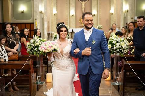 As melhores ideias e inspirações criativas de fotos de casamento registradas por fotógrafos profissionais de eventos da empresa Criativus Foto e Vídeo. Fotos de casamento na Igreja Área Pastoral Regina Mundi, fotos protocolares dos noivos'
