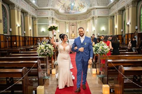 As melhores ideias e inspirações criativas de fotos de casamento registradas por fotógrafos profissionais de eventos da empresa Criativus Foto e Vídeo. Fotos de casamento na Igreja Área Pastoral Regina Mundi, fotos protocolares dos noivos'