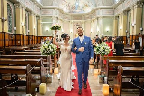 As melhores ideias e inspirações criativas de fotos de casamento registradas por fotógrafos profissionais de eventos da empresa Criativus Foto e Vídeo. Fotos de casamento na Igreja Área Pastoral Regina Mundi, fotos protocolares dos noivos'