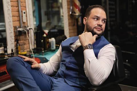 As melhores ideias e inspirações criativas de fotos de casamento registradas por fotógrafos profissionais de eventos da empresa Criativus Foto e Vídeo. Fotos do Making of do noivo no Salão Car Wash'