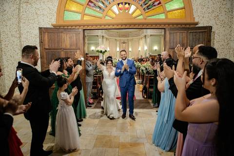As melhores ideias e inspirações criativas de fotos de casamento registradas por fotógrafos profissionais de eventos da empresa Criativus Foto e Vídeo. Fotos de casamento na Igreja Área Pastoral Regina Mundi, fotos protocolares dos noivos'