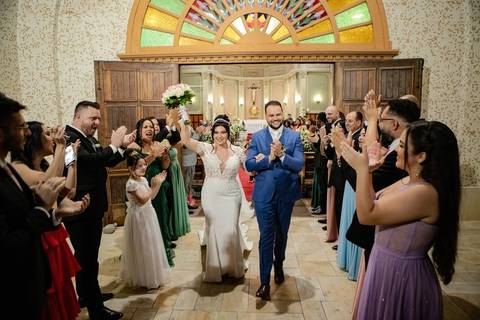 As melhores ideias e inspirações criativas de fotos de casamento registradas por fotógrafos profissionais de eventos da empresa Criativus Foto e Vídeo. Fotos de casamento na Igreja Área Pastoral Regina Mundi, fotos protocolares dos noivos'