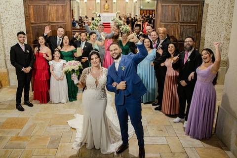 As melhores ideias e inspirações criativas de fotos de casamento registradas por fotógrafos profissionais de eventos da empresa Criativus Foto e Vídeo. Fotos de casamento na Igreja Área Pastoral Regina Mundi, fotos protocolares dos noivos'