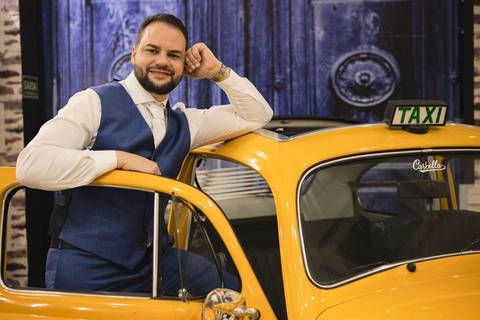 As melhores ideias e inspirações criativas de fotos de casamento registradas por fotógrafos profissionais de eventos da empresa Criativus Foto e Vídeo. Fotos do Making of do noivo no Salão Car Wash'