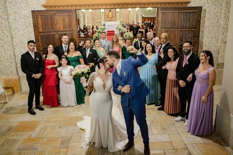 As melhores ideias e inspirações criativas de fotos de casamento registradas por fotógrafos profissionais de eventos da empresa Criativus Foto e Vídeo. Fotos de casamento na Igreja Área Pastoral Regina Mundi, fotos protocolares dos noivos'
