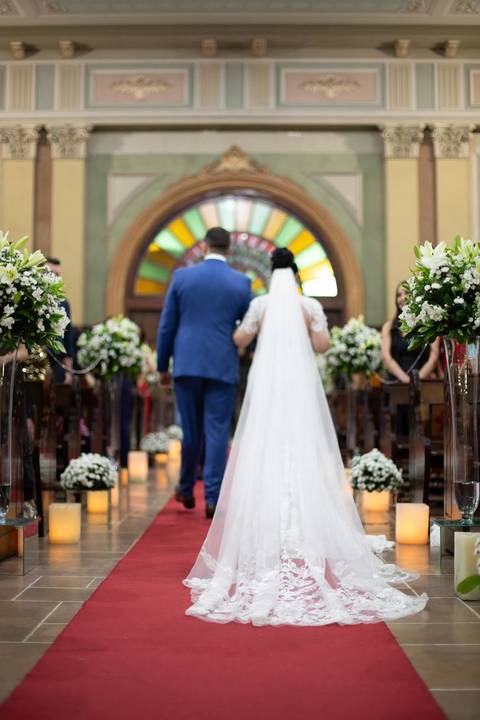 As melhores ideias e inspirações criativas de fotos de casamento registradas por fotógrafos profissionais de eventos da empresa Criativus Foto e Vídeo. Fotos de casamento na Igreja Área Pastoral Regina Mundi, fotos protocolares dos noivos'
