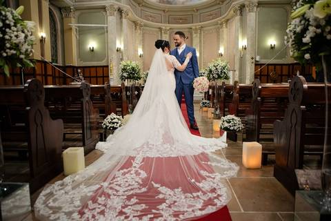 As melhores ideias e inspirações criativas de fotos de casamento registradas por fotógrafos profissionais de eventos da empresa Criativus Foto e Vídeo. Fotos de casamento na Igreja Área Pastoral Regina Mundi, fotos protocolares dos noivos'