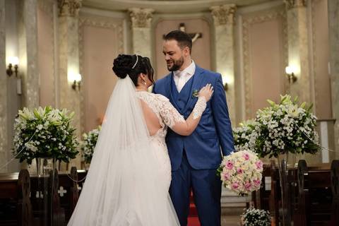 As melhores ideias e inspirações criativas de fotos de casamento registradas por fotógrafos profissionais de eventos da empresa Criativus Foto e Vídeo. Fotos de casamento na Igreja Área Pastoral Regina Mundi, fotos protocolares dos noivos'