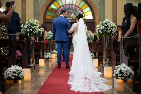 As melhores ideias e inspirações criativas de fotos de casamento registradas por fotógrafos profissionais de eventos da empresa Criativus Foto e Vídeo. Fotos de casamento na Igreja Área Pastoral Regina Mundi, fotos protocolares dos noivos'