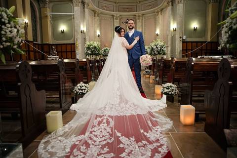 As melhores ideias e inspirações criativas de fotos de casamento registradas por fotógrafos profissionais de eventos da empresa Criativus Foto e Vídeo. Fotos de casamento na Igreja Área Pastoral Regina Mundi, fotos protocolares dos noivos'
